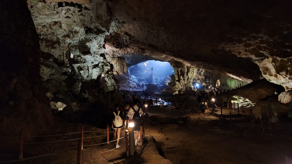 ハロン湾クルーズツアー1泊2日スンソット洞窟(Sung Sot Cave)探索
