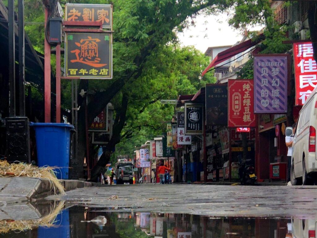 早朝の回民街・人通りがほとんどない路地