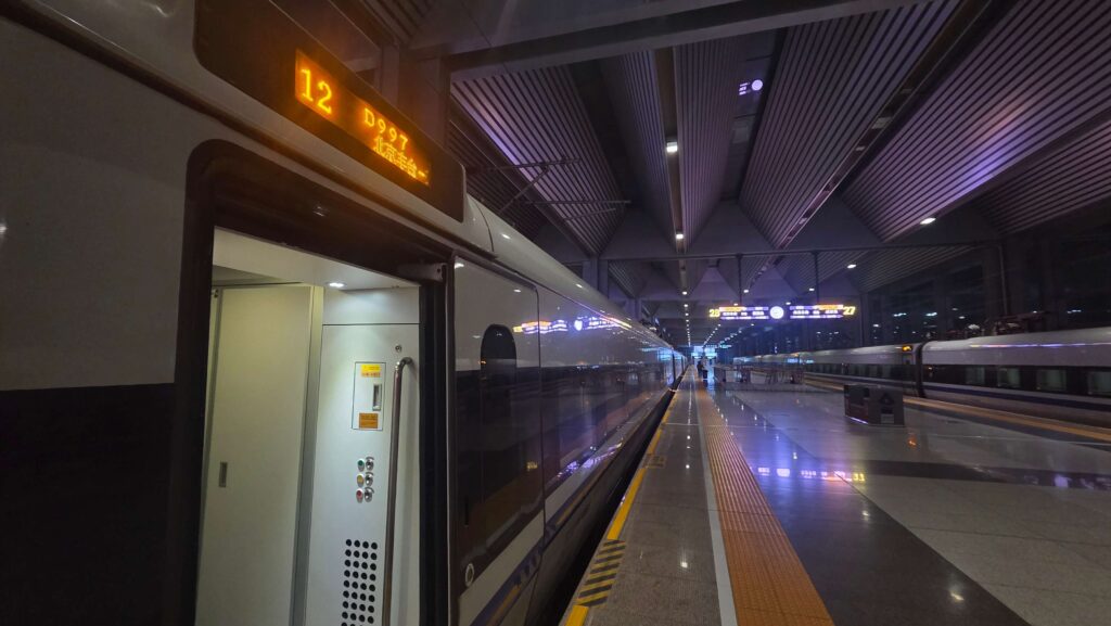 北京駅のホームか夜行列車の外観