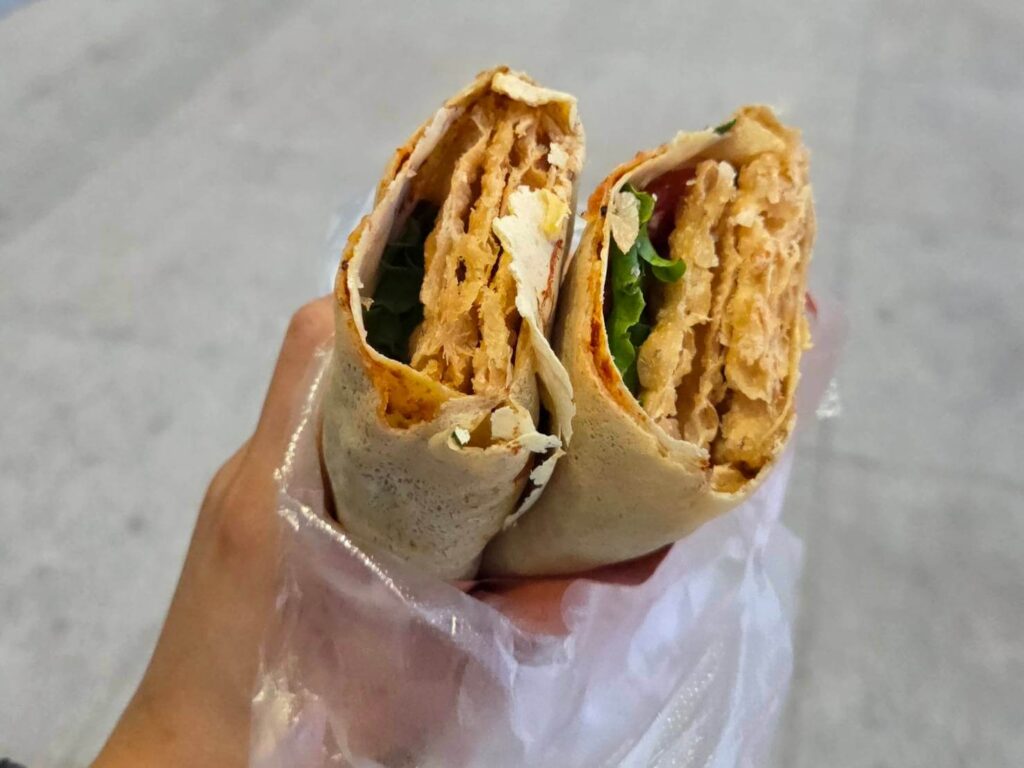 屋台で買った朝食・クレープ包み