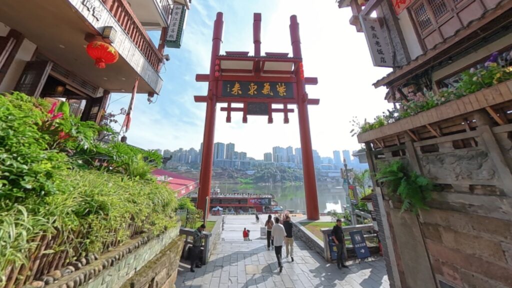 川沿いから見た景色・鳥居のような門
