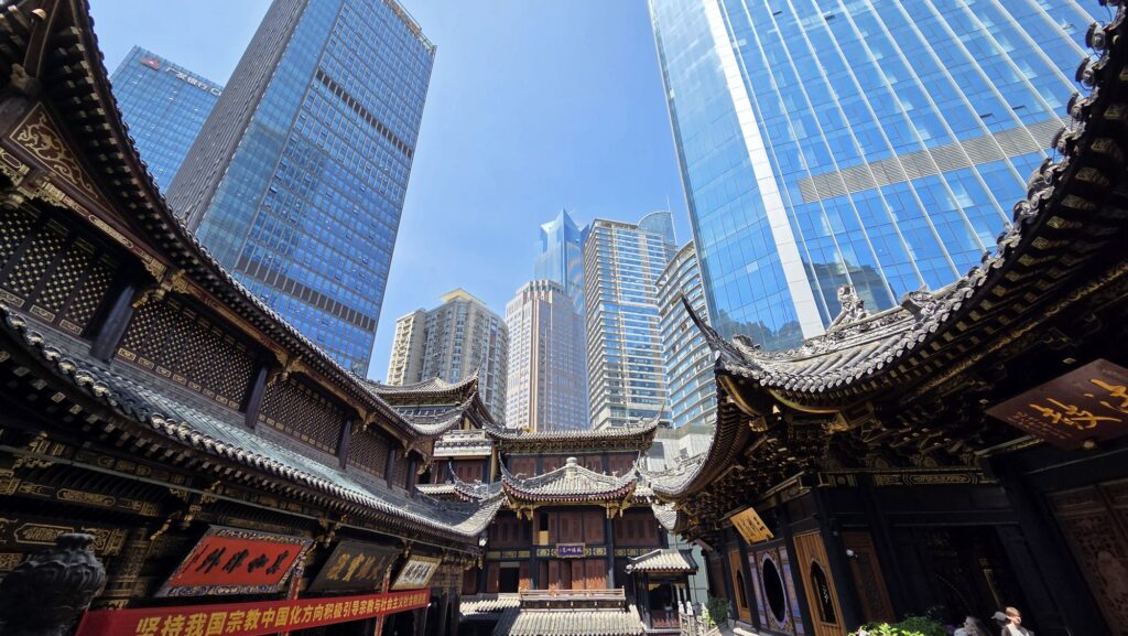 羅漢寺・周囲の高層ビルとのコントラスト