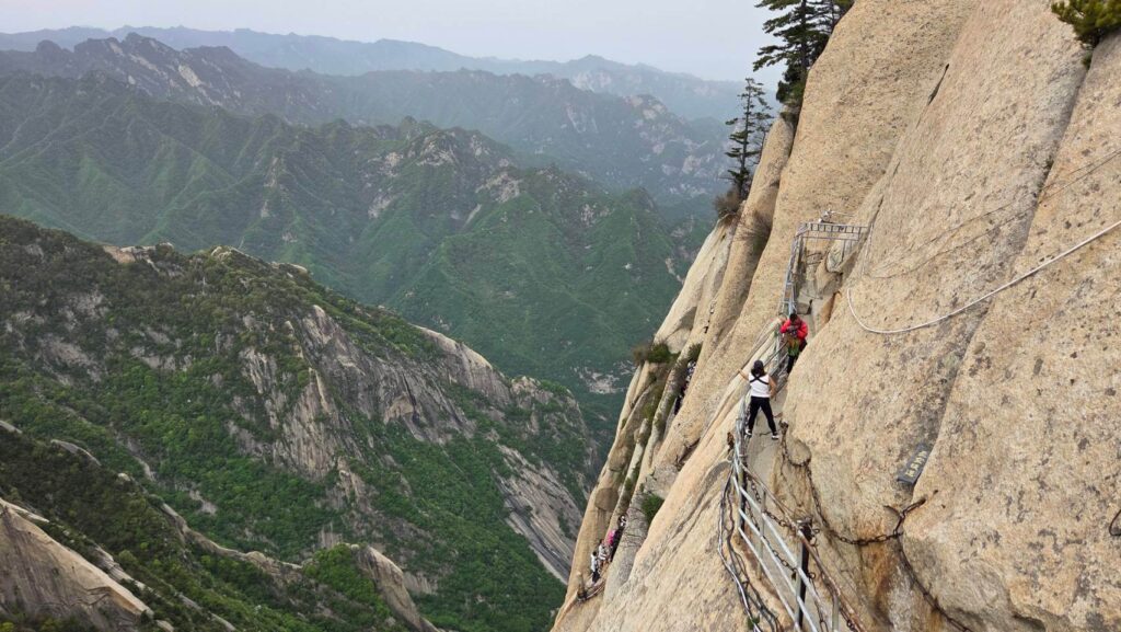Sky Walk・崖沿いの細い桟道を歩く様子