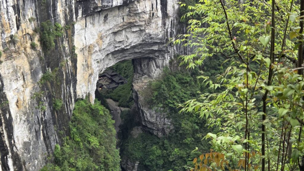 天生三橋・巨大な天然の石橋と深い天坑