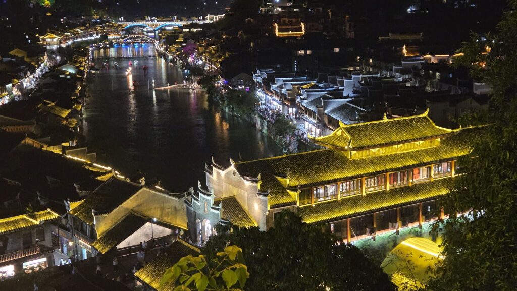 神鳳文化景区から見下ろした鳳凰古城の夜景全体