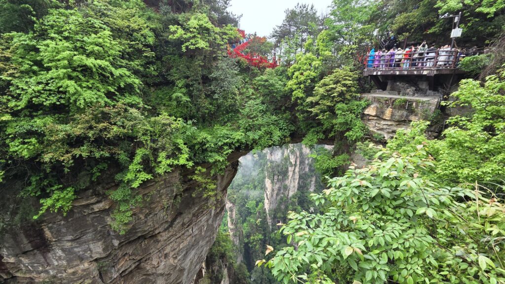 天下第一橋・二つの石柱を結ぶ天然の石橋