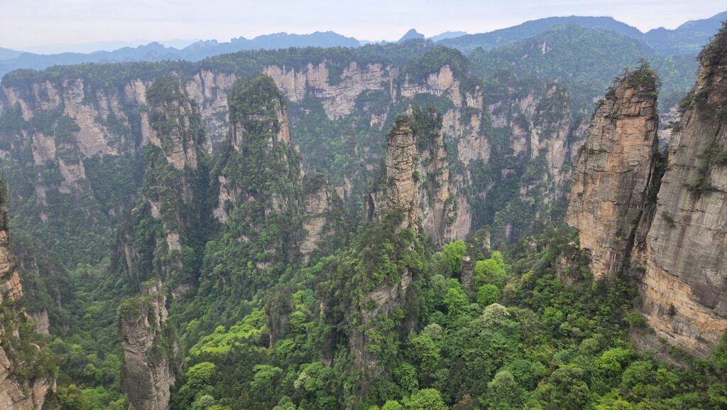 黄石寨山頂の遊歩道と展望台からの眺め